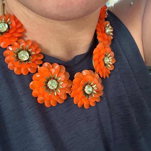 J CREW MID-CENTURY INSPIRED BRIGHT ORANGE FLORAL BIB NECKLACE - Picture 2 of 2